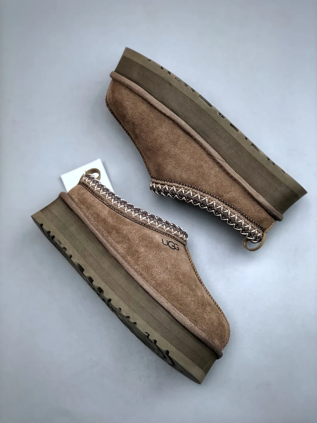 Local self-pickup💰560 supports store placement. The top version on the market. UGG Tazz ethnic style thick-soled women's model. Xiaohongshu's hot model. Produced by a major foreign trade factory in Guangzhou. From toe to insole, genuine sheep fur. Independent outer box packaging. Chip. With waterproof technology. Differentiating from any version on the market. 5cm thick sole. Independently developed original outsole. Cashmere insole. Keep warm when going out in winter. It is a very suitable choice for home use. In the new year, uug has launched a style series, which is partially biased towards the preferences of young consumers. It has also moved to the forefront of fashion trends. Shoe body material. Water-repellent coated suede upper. 17mm UGGPURE™ implanted wool insole. Lightweight non-slip and comfortable rubber outsole. With brand LOGO. With full packaging. Size: 35-40